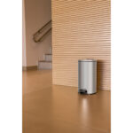 Lixeira com Pedal Tramontina Loop em Aço Inox com Acabamento Polido e Balde Interno 5 L - Imagem 2