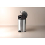 Lixeira com Pedal Tramontina Loop em Aço Inox com Acabamento Polido e Balde Interno 20 L - Imagem 2