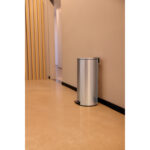 Lixeira com Pedal Tramontina Loop em Aço Inox com Acabamento Polido e Balde Interno 30 L - Imagem 2
